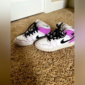 Girls Jordan’s! Sz 5Y